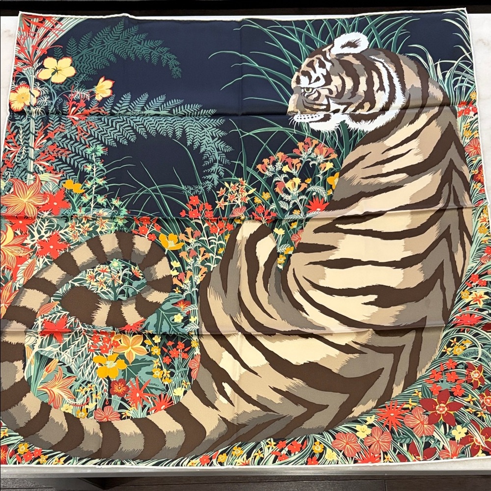 Brand new Hermes silk scarf 70

Dimensions: 66 x 66 cm

Material: 100% silk
